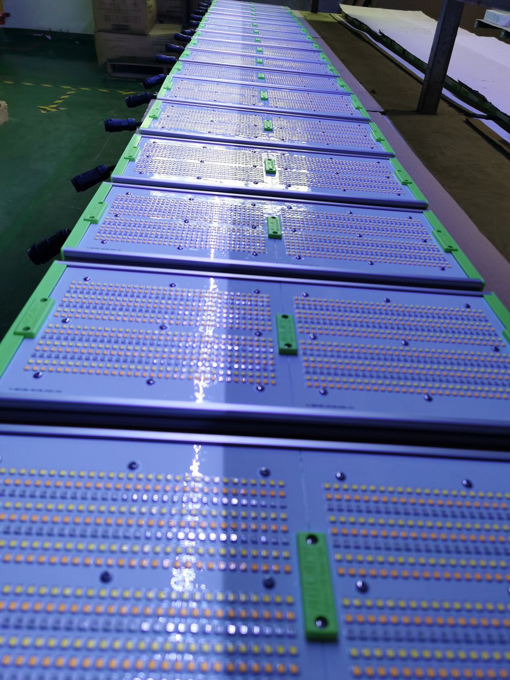 人生就是搏光电的ＳＭＤＬＥＤ用于公司自产的植物生长灯